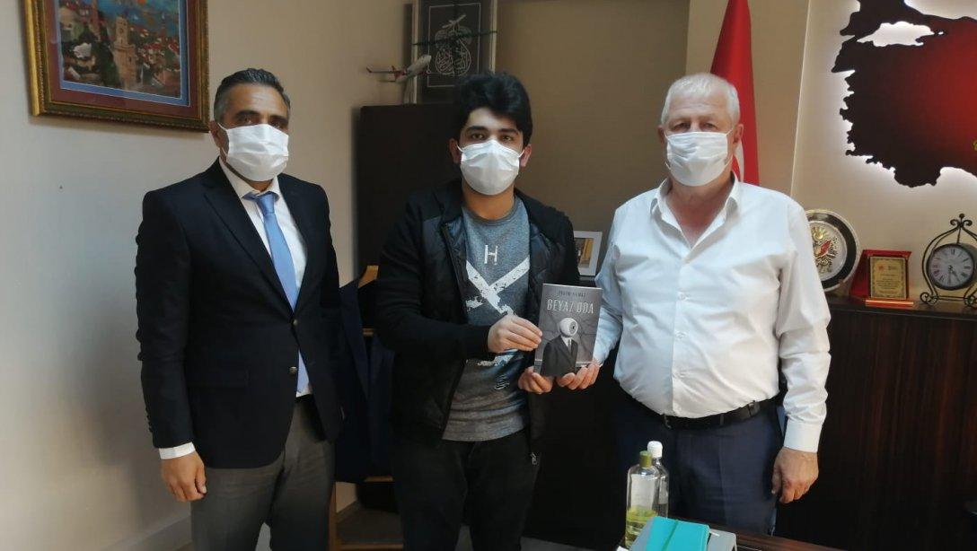 Geleceğin yazarlarından , Dr. İlhami Tankut Anadolu Lisesi  öğrencisi Erdem YILMAZ İlçe Milli Eğitim Müdürümüz Halil ÜNAL'ı ziyaret etti. 